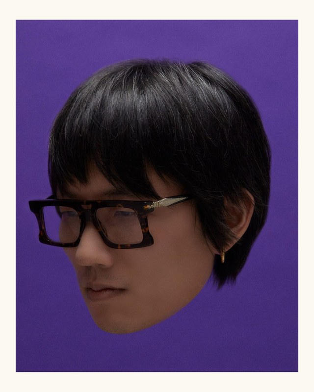 Porté, de profil.