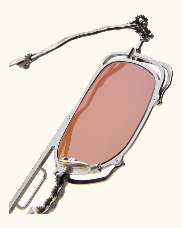 Un verre rosé serti dans son cadre d'acier.