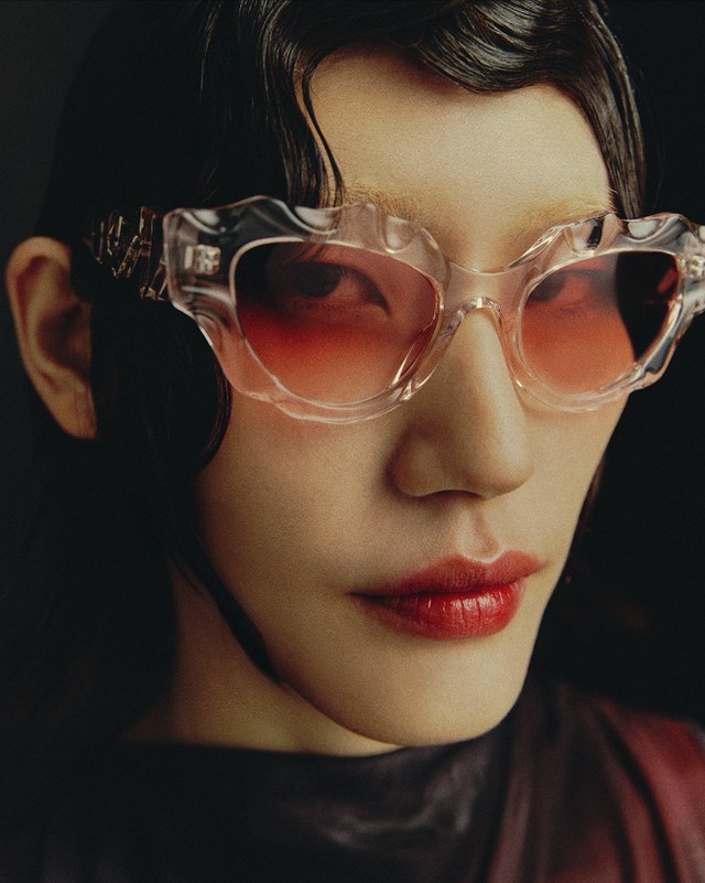 Cristal rose, verres dégradés du rouge au clair.